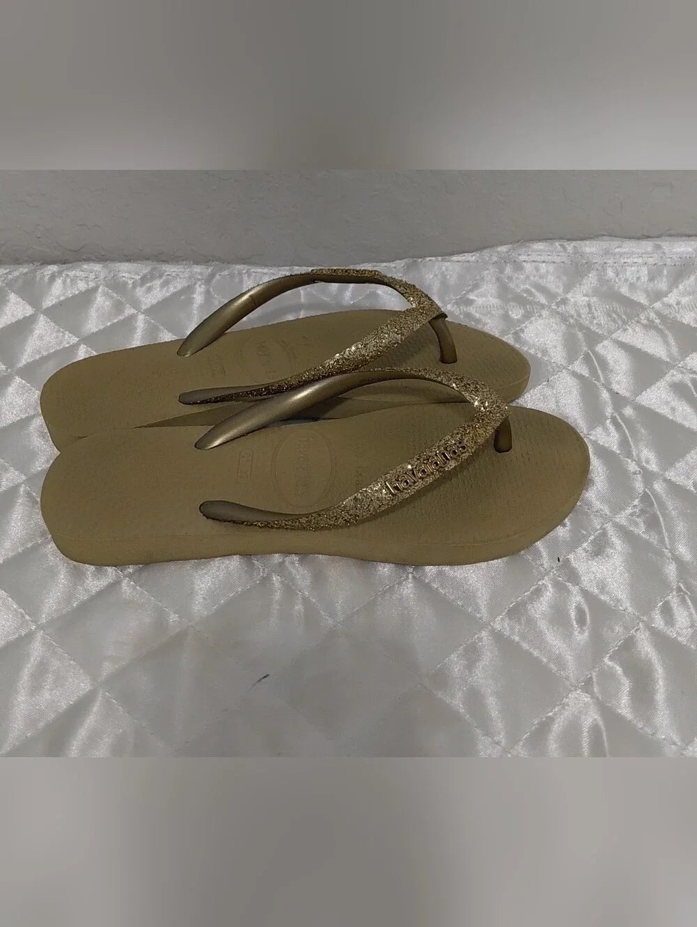 Havaianas Kids Glitter Flip Flops in Beige